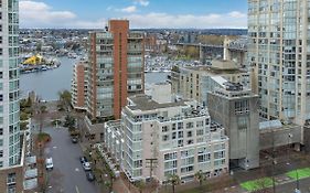 1Bd+Den Condo, With Free Parking In Downtown!